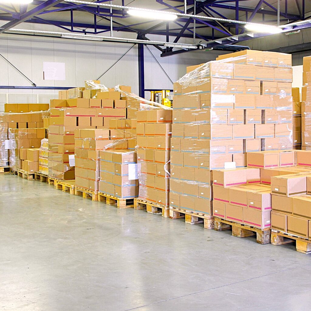 Pila di Scatole di Logistica e Spedizioni per i rifiuti industriali